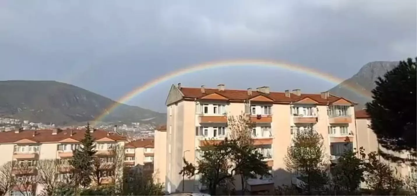 AMASYA’da kısa süreli etkili olan sağanak sonrası ortaya çıkan gökkuşağı,