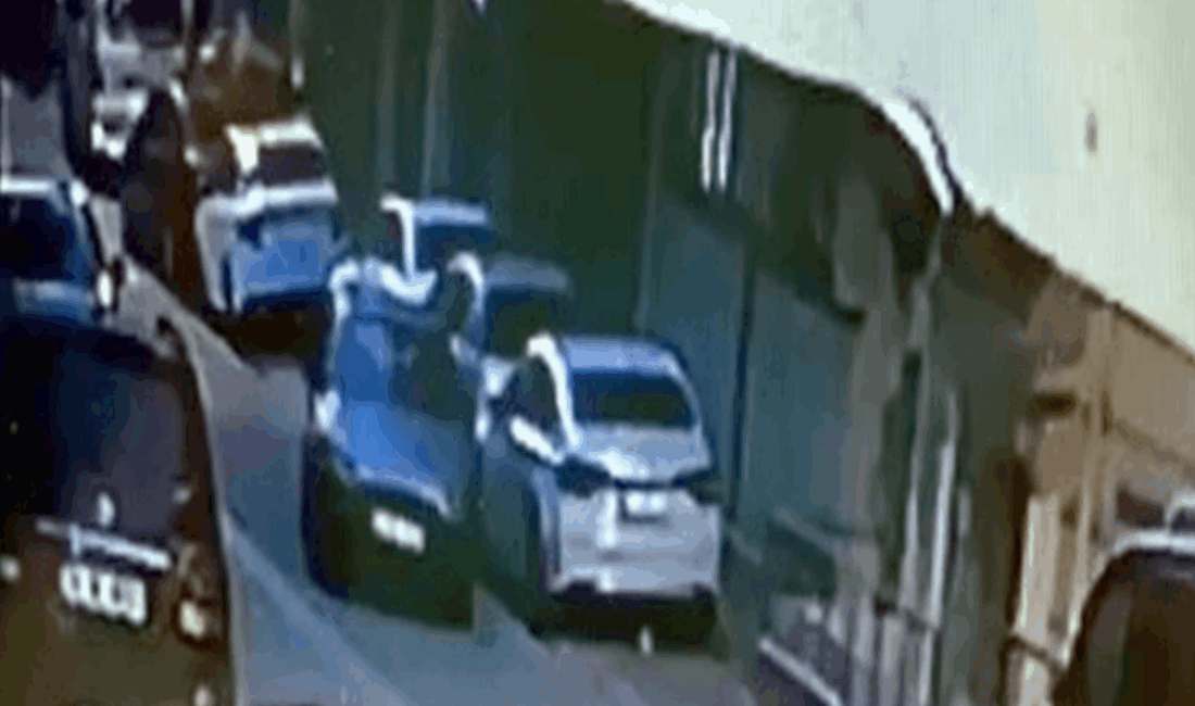 Esenyurt’ta park halindeki iki otomobile çarpıp kaçtı Olay, dün akşam saatlerinde Saadetdere Mahallesi 1’inci Sokak’ta meydana geldi.