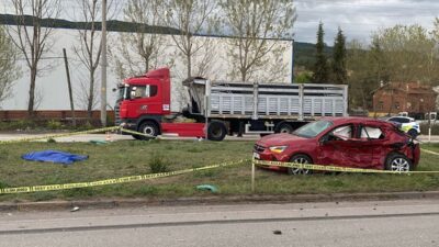 Karabük’te, TIR ile otomobilin çarpıştığı kazada aynı aileden 45 yaşındaki