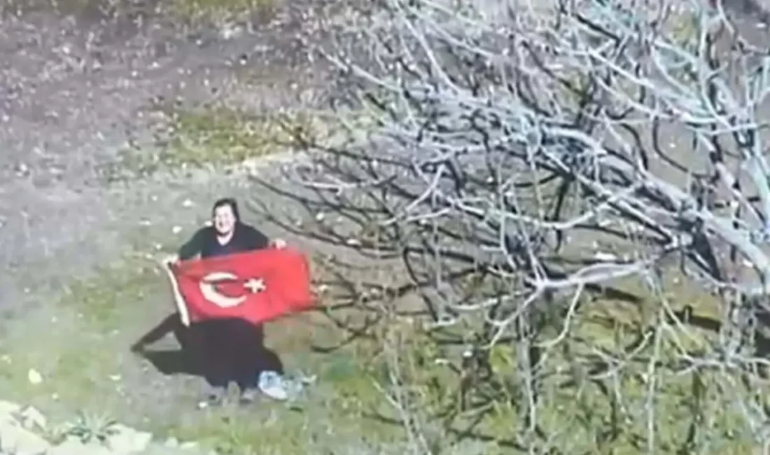 Polis helikopterini görünce Türk bayrağı açıp, selam verdi Muğla’da İl Emniyet Müdürlüğü Trafik Tescil ve Denetleme Şube Müdürlüğü