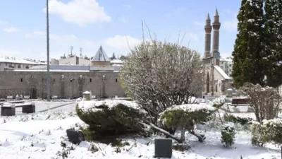 Hava sıcaklıklarının mevsim normallerinin altına düştüğü Sivas’ta, kar yağışı dün