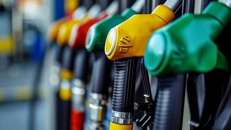 Brent petrol fiyatları ve döviz kurlarında yaşanan dalgalanmalar, akaryakıt fiyatlarını