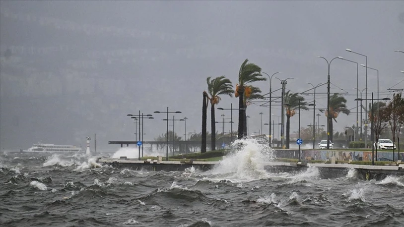 İZMİR – Ege Denizi’nde etkili olan sert rüzgar ve fırtına, İzmir