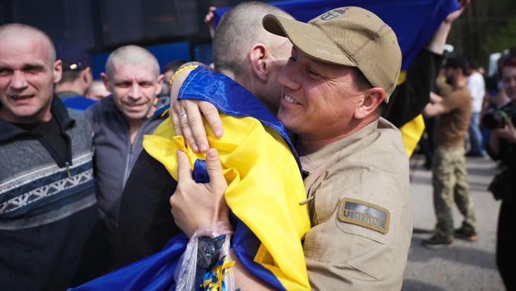 RUSYA-UKRAYNA ARASINDA KAPSAMLI ESİR TAKASI: 307 ASKER KARŞILIKLI SERBEST BIRAKILDI