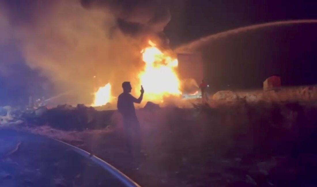 Şanlıurfa-Gaziantep Otoyolu’nda seyir halinde olan bir TIR, henüz belirlenemeyen bir