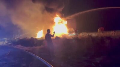 Şanlıurfa-Gaziantep Otoyolu’nda seyir halinde olan bir TIR, henüz belirlenemeyen bir