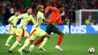 İlk yarıda goller, kartlar ve kaçan fırsatlarla dolu bir mücadele