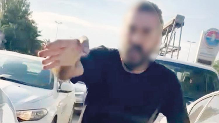 Maltepe Sahil Yolu’nda Trafikte Dehşet: Kadın Sürücüye Bağırarak Saldırdı, Telefonunu