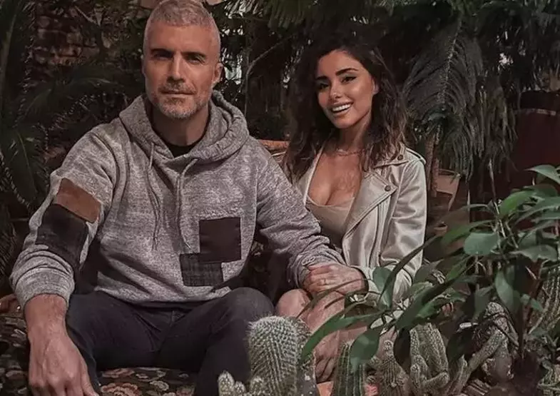 Yaz aylarının gelmesiyle magazin dünyası da hareketlendi. Ünlü isimler bir