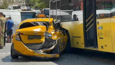 İstanbul, Beyoğlu’nda dün akşam saatlerinde meydana gelen zincirleme trafik kazasında