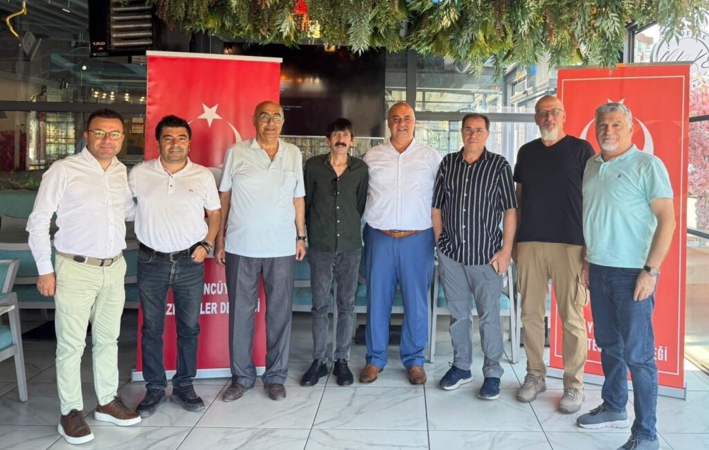 Toplantıda, derneğin gelecekteki projeleri üzerine fikir alışverişinde bulunuldu. Gençlerin daha