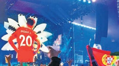 Anfield Stadyumu’nda dün gece sadece müzik değil, aynı zamanda yürekleri