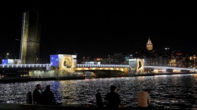 İstanbul’un simge yapılarından Yeni Galata Köprüsü, bakım-onarım çalışmaları nedeniyle gece