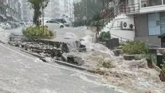 Samsun’da dün gece ve bu sabah etkili olan şiddetli yağışlar,