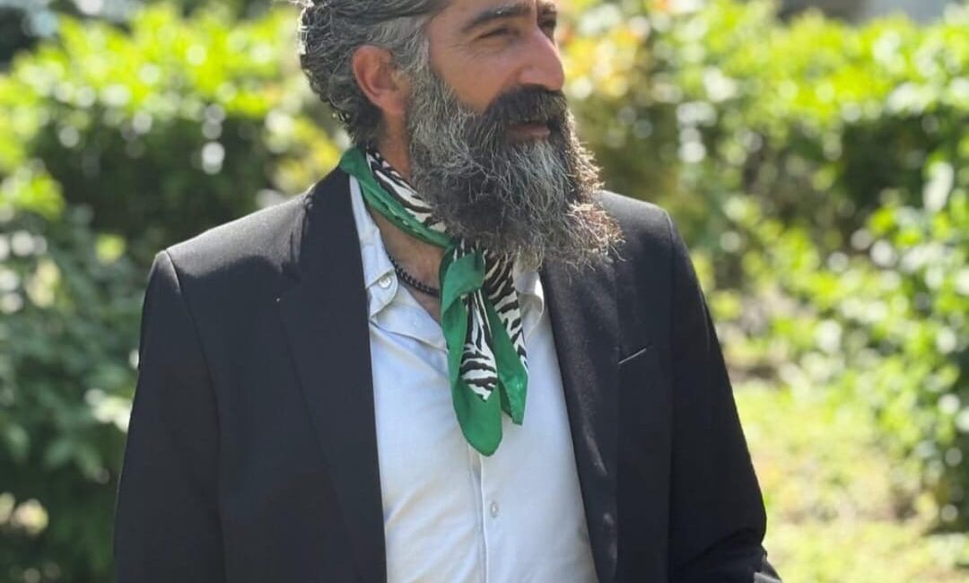 Deşti Serhadyan, yazıyı ‘ölümsüzlükle yapılan gizli bir anlaşma’ olarak tanımlıyor.