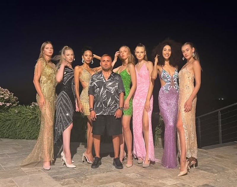 Uluslararası moda dünyasında önemli bir yere sahip olan ünlü modacı