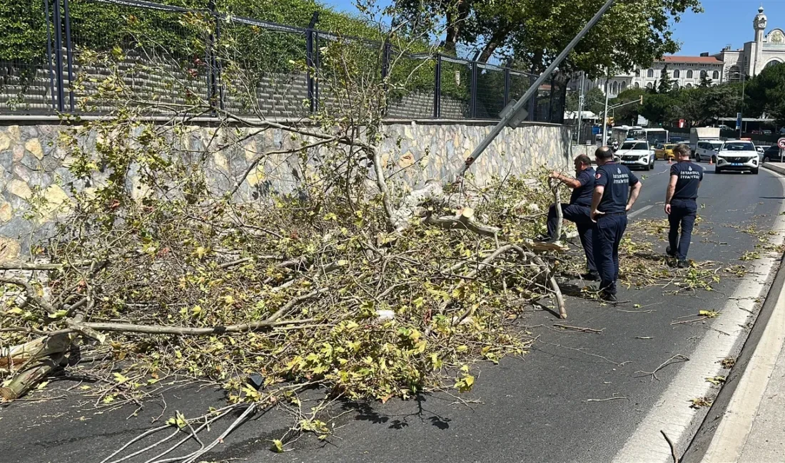 İstanbul, bugün öğle saatlerinden itibaren etkili olan şiddetli fırtınanın etkisi