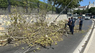 İstanbul, bugün öğle saatlerinden itibaren etkili olan şiddetli fırtınanın etkisi