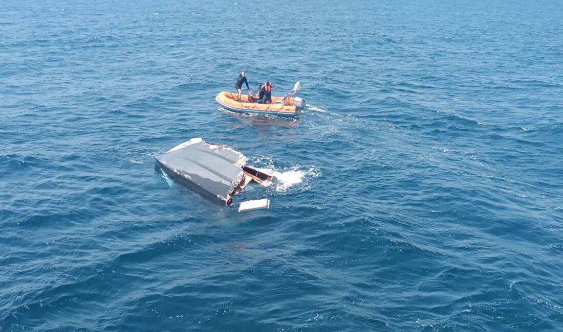 Bugün, Balıkesir’in Marmara Adası açıklarında, parçalanmış halde bir tekneye rastlandı.