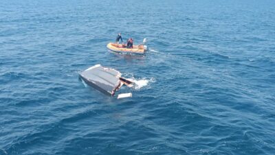 Bugün, Balıkesir’in Marmara Adası açıklarında, parçalanmış halde bir tekneye rastlandı.