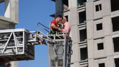 MERSİN, – MERSİN’de 14 katlı bina inşaatında dış cephe çalışması