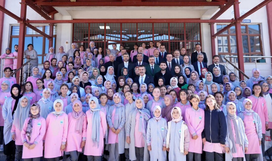 Erzurum'da çeşitli temaslarda bulunan Millî Eğitim Bakanı Yusuf Tekin...