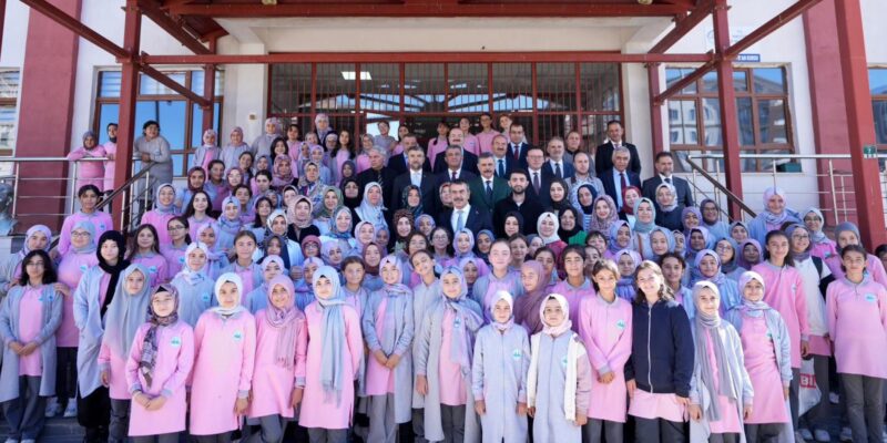 Erzurum'da çeşitli temaslarda bulunan Millî Eğitim Bakanı Yusuf Tekin...
