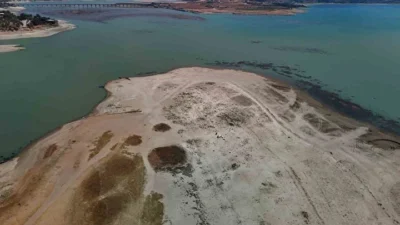 ADANA – Adana’daki Seyhan Barajı’nın sularının çekilmesiyle birlikte, 70 yıl