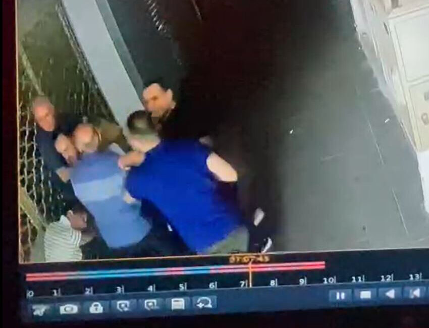 Serhat GÜLER/ ADANA, – ADANA’da 2 erkek, pasajın içerisinde bulunan