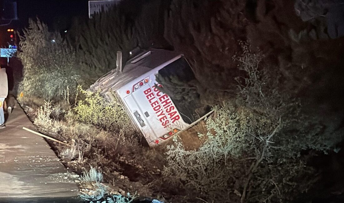 Ali Fuat GÜÇLÜER/ AFYONKARAHİSAR, – AFYONKARAHİSAR’da yağış nedeniyle kayganlaşan yolda