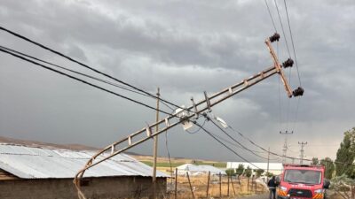 Ümit OKTAN/AĞRI, – AĞRI’da etkili olan kuvvetli rüzgar, Tezeren köyünde