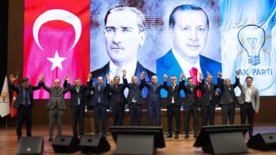 AK PARTİ’YE GEÇEN BELEDİYE BAŞKANLARINA ROZET TAKILDI Cumhurbaşkanı Recep Tayyip