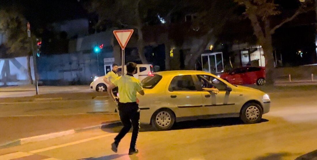 Yiğithan HÜYÜK/BURSA, – BURSA’da denetim yapan polisleri görüp otomobiliyle kaçmaya