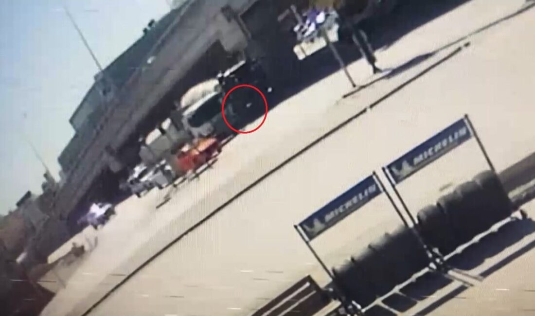 Mehmet Gökhan HAKBİLİR/ANKARA, – ANKARA’da yolun karşısına geçerken beton mikserinin
