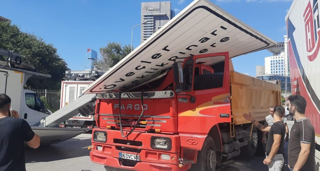 ANKARA, – ANKARA’nın Çankaya ilçesinde hafriyat kamyonunun açılan damperi, yön