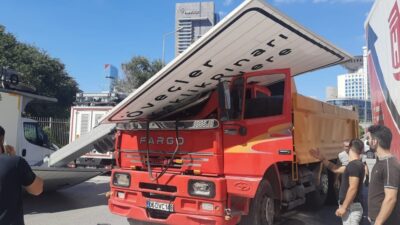 ANKARA, – ANKARA’nın Çankaya ilçesinde hafriyat kamyonunun açılan damperi, yön