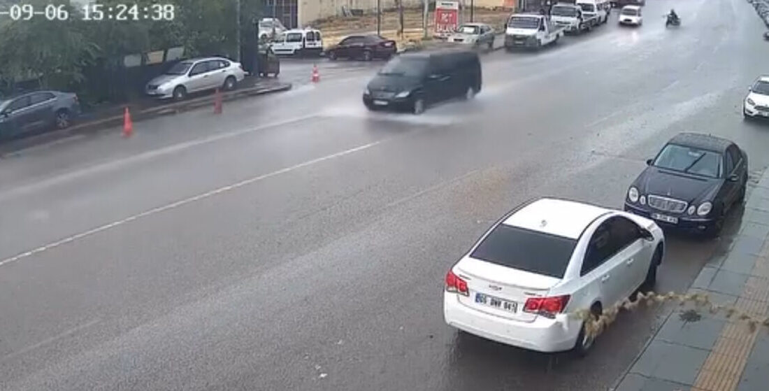 DEVRİLEN MOTOSİKLETİN SÜRÜCÜSÜ SÜRÜKLENDİ Ankara’da yağmurun etkisiyle kayganlaşan yollar sürücülere