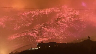 ALEVLER İSPATLI MAHALLESİ’NE SIÇRADI Aliefendi Mahallesi’nde başlayıp, rüzgarın etkisiyle İspatlı