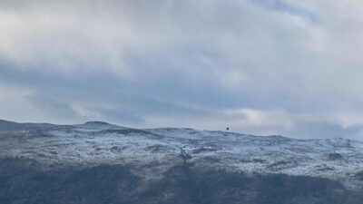Dinçer AKTEMUR/ARDAHAN, – ARDAHAN’ın yüksek kesimlerindeki yaylalar, dolu yağışıyla beyaza