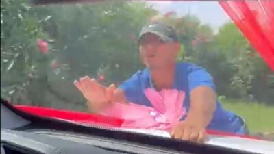 Yusuf YILDIZ/ADANA, – ADANA’da, bahşiş almak amacıyla gelin aracının kaputuna