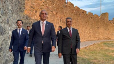 VALİ, DAMAL BEBEĞİ HEDİYE ETTİ Kültür ve Turizm Bakanı Mehmet