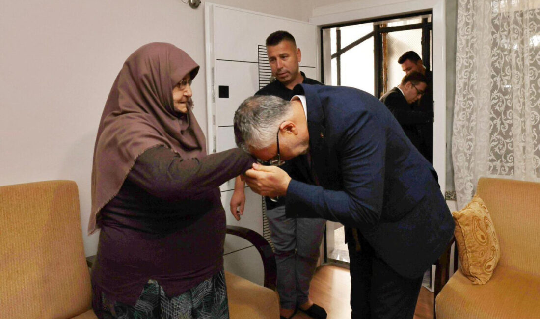 Zübeyde ÖZMEN/SAKARYA, – SAKARYA’da şehit ailelerini ziyaret eden Çalışma ve