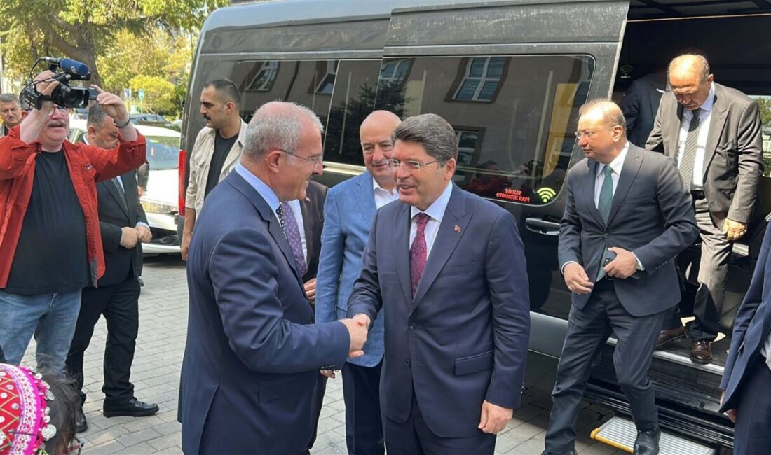 ESNAF ZİYARETİNDE BULUNDU Adalet Bakanı Yılmaz Tunç, esnafı ziyaret edip,