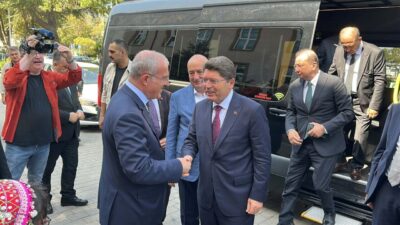 ESNAF ZİYARETİNDE BULUNDU Adalet Bakanı Yılmaz Tunç, esnafı ziyaret edip,