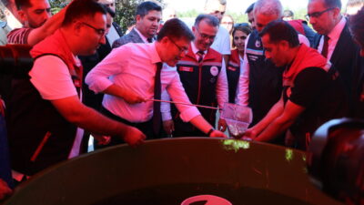 BAKAN YUMAKLI HAVUZDAN BALIKLARI POŞETE DOLDURUP AHUDUDU TOPLADI Tarım ve