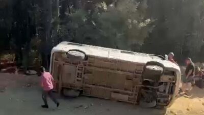 Abdulkadir AYDINIŞIK/ EDREMİT(Balıkesir), – BALIKESİR’in Edremit ilçesinde, tur minibüsünün şarampole