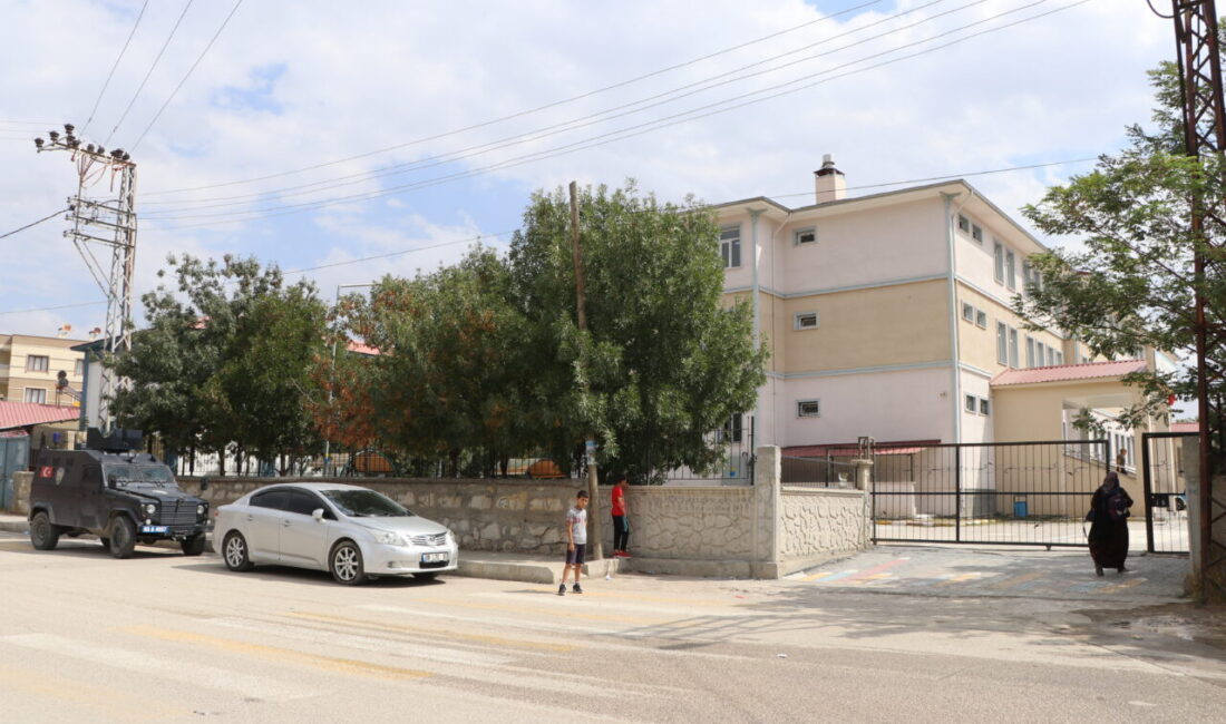 Behçet DALMAZ-Gülay KUYUCU/VAN, – VAN’da eşiyle boşanma aşamasındaki kişi, elinde