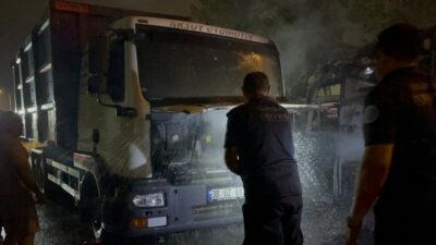 Hüseyin SEZGİN/ BURSA, – BURSA’nın Osmangazi ilçesinde park halindeki bir