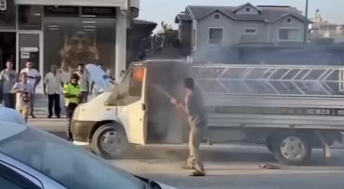 Samim SELÇUK/HATAY, – HATAY’da bir kamyonetin motor kısmında çıkan yangına
