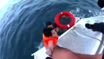 Soner AYDIN/ MERSİN, – MERSİN’de babasıyla birlikte girdiği denizde üzerindeki